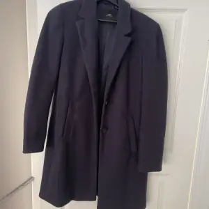 Marinblå kappa från Zara i storlek S. Knappt använd. 💕
