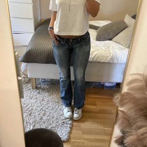 lågmidjade jeans - asnygga lågmidjade jeans från ONLY, storlek W27 L32, motsvarar typ storlek 36 😇 har bud på 540:- 