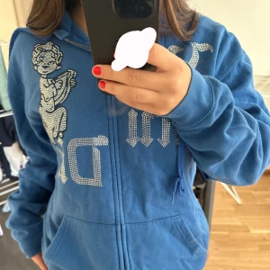 Vonstudio rhinestone ziphoodie - Ziphoodie med stenar. Använd några få gånger, nyskick. Nypris 799kr. Priset kan diskuteras 