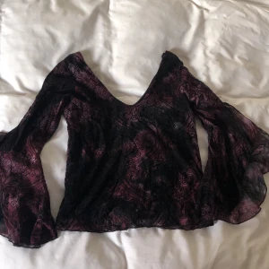 Witch top L - Långärmad topp med trumpetärmar, i stretchigt, paisly mönstrat tyg. Från vintage New Look, storlek uk 14 = L. Finns inga bilder på men Dma gärna vid andra frågor eller funderingar. Köparen står för frakt.