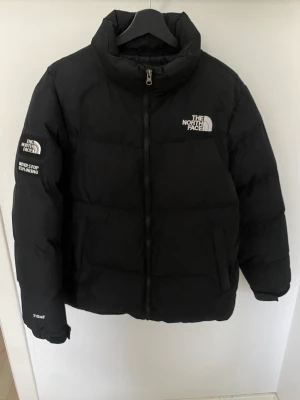 The North Face Jacka  - Säljer en sprillans ny north face jacka i storlek M. Jackan passar både M och L i storlek. Inte äkta 
