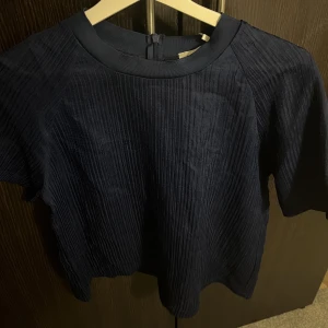 T-shirt  - Säljer denna coola t Shirten som jag köpt från sellpy! Den är i ett lite tjockare material!  