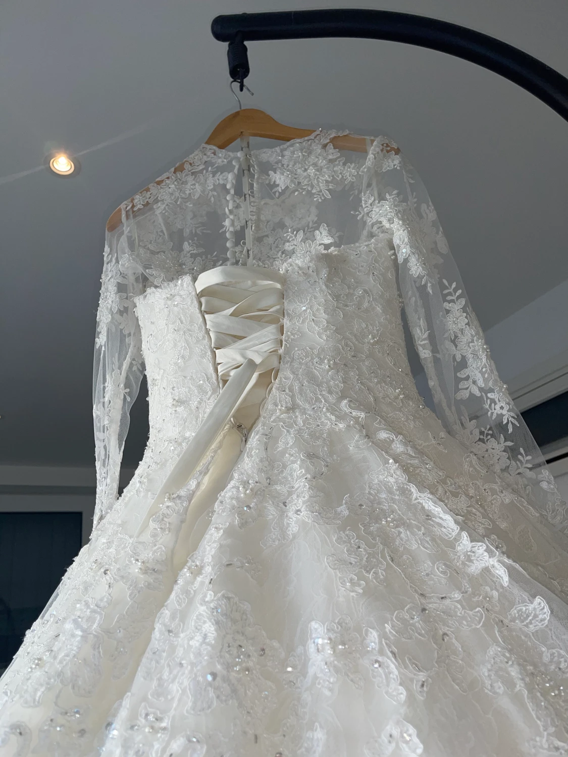 Brudklänning bröllopsklänning med ärmar + brudslöja. KEMTVÄTTAD - 90