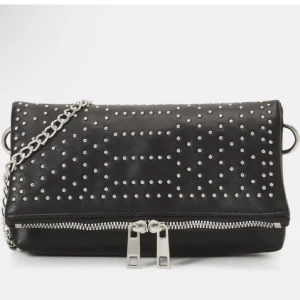 Väska  - Säljer min väska med fina detaljer på ifrån even&odd.   