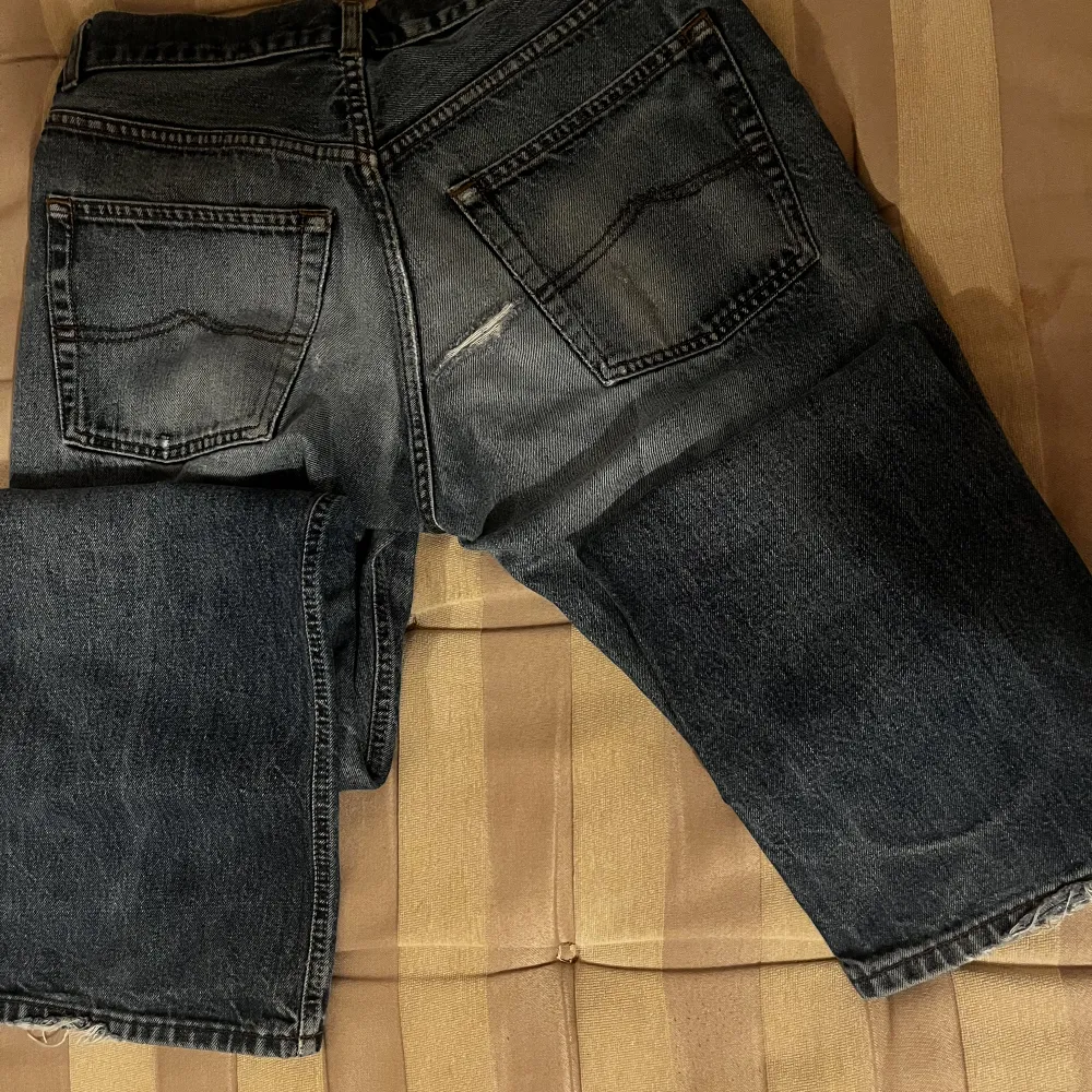 HM byxor jätte fina, nästan nya använde knappt de. Köpte de för 1000 säljer de för 500kr. Storlek M passar perfekt på S. Jeans & Byxor.