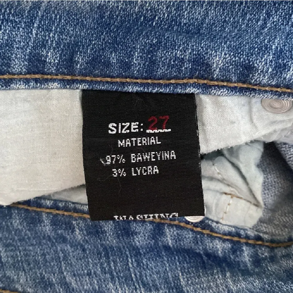 Så fina lågmidjade jeans som inte kommer till användning längre. OBS bilderna är från den förra ägaren. Ganska slitna längst ner vid benen men annars fint skick 💓    Midjemått: 38 Innerbenslängd: 80. Jeans & Byxor.