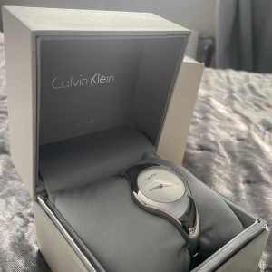 Klocka - Säljer denna fina äkta calvin klein klocka, den är stainless och har använts en gång.  Priset går att diskutera.