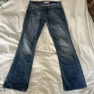 Lågmidja Lee Jeans - Utsvängda Jeans med låg midja, som nya. Dm mig om du har några frågor ❤️