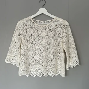 Virkad blus - Använd - i fint skick, utöver liten fläck. Vet ej om den går bort i tvätten därav pris. Bortklippt lapp.