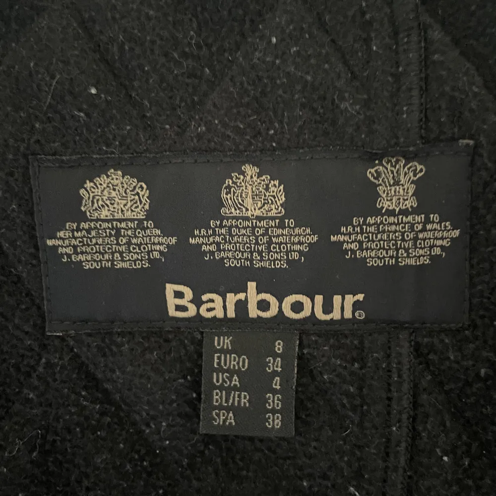 Barbour jacka, perfekt nu till hösten. Inprincip oanvänd, köpt i London.. Jackor.