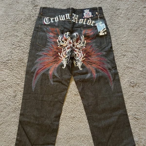 Y2k baggy skate printed jeans - Helt nya oanvända feta y2k baggy printed jeans. Säljer då jag bytt stil.  Condition 10/10