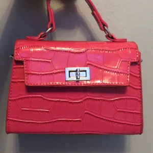 Rosa väska - Jag säljer den här väska. Den kommer aldrig till användning.💓 Köptes för 400kr på Glitter och säljer för 200kr💙 Använt en gång när jag köpte den!💓