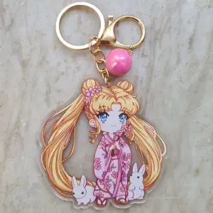 Söt nyckelring inspirerad av Sailor Moon. Akrylfiguren är som bredast 8 cm. 