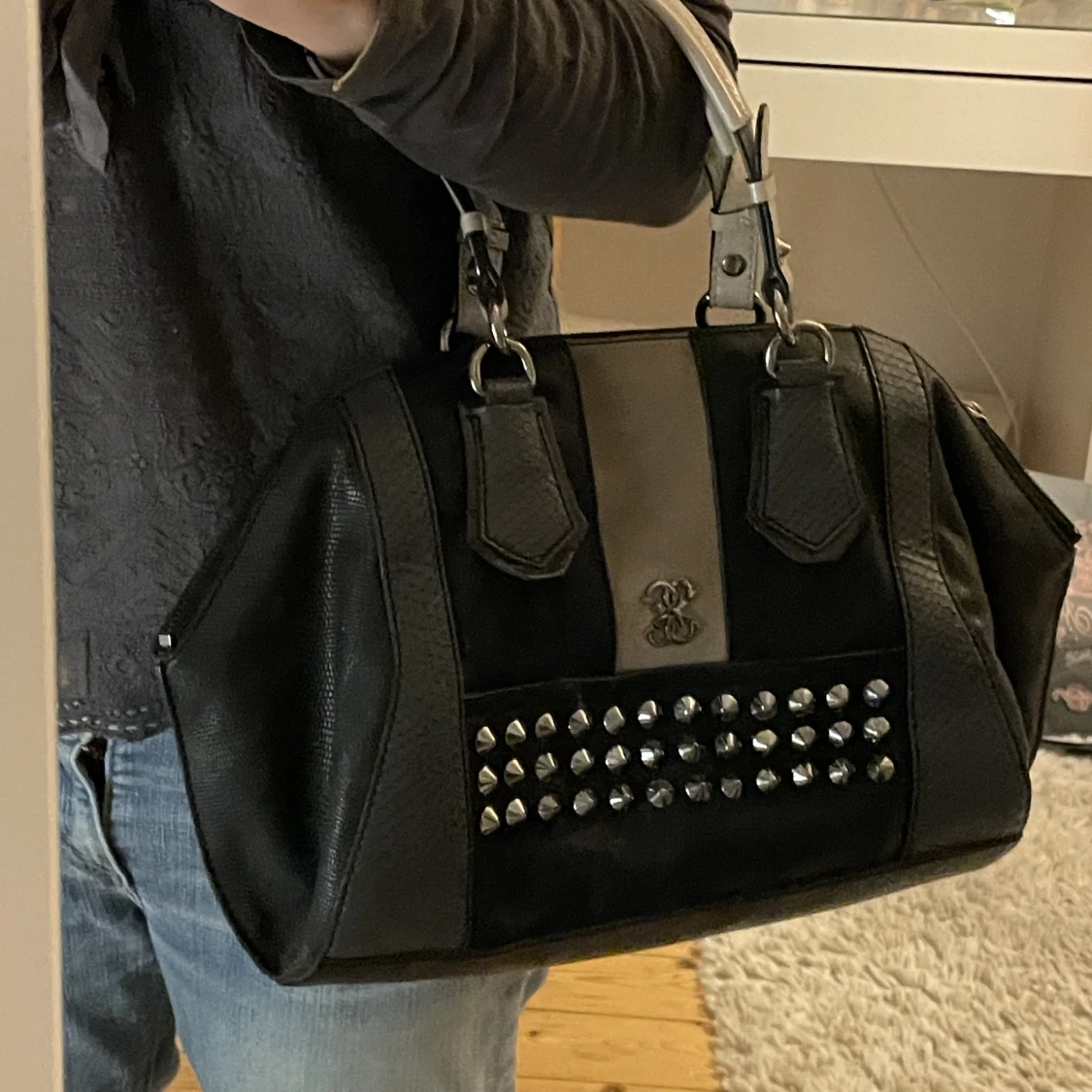 Väska med taggar - 90