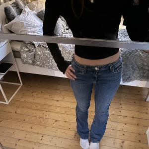 Lågmidjade bootcut jeans  - Lågmidjade bootcut jeans från Gina Young i Stl 158. Passar mig som är ca 159/160🩷 Använda 2-3 ggr. Dm för frågor och fler bilder🥰