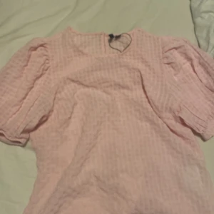 Blus  - En jätte jätte fin rosa genomskinlig blus med små detaljer på själva materialet och puffiga armar 