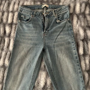 Utsvängda jeans  - Utsvängda jeans som jag klipp efter som då dom va förlånga för mig men ny har jag tyvärr växt ut som! Men super sköna o annars har dom ingen skadda