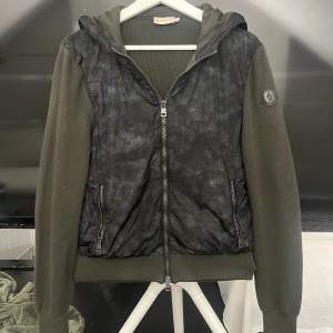 Ovanlig Moncler cardigan Köpt från TheRealReal för 5500kr. Råkade nyligen bränna igenom en del vid bröstet när jag skulle stryka den, därav det billiga priset