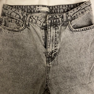 Grå mom jeans - Stentvättade, grå mom jeans från Gina. Se andra bilden för fit och första bilden för färg. Sparsamt använda! 