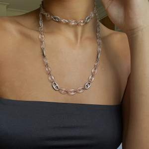 Säljer detta halsband som går att ha både dubbelvirat eller långt❤️