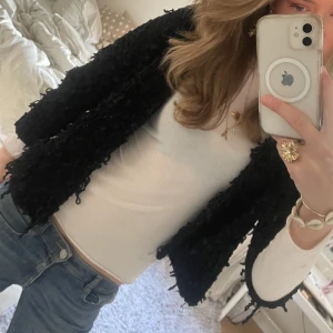 Kofta trekvartsärm - Fin svart kofta med trelvartsärm🥰