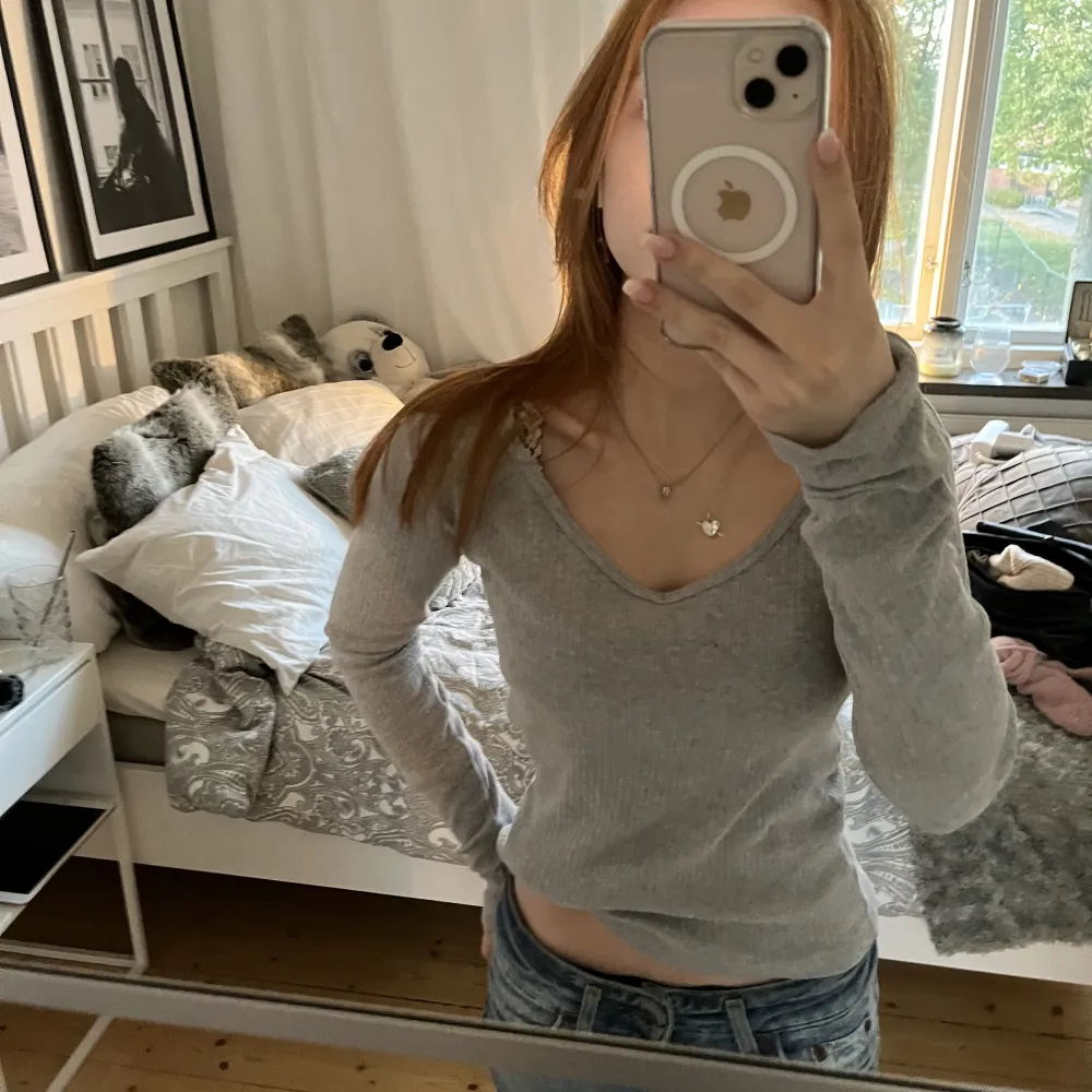 Långärmad v-ringad tröja från brandy Melville 🩷Dm för fler bilder och frågor🥰Använd men inga skador. Stl onesize men jag brukar ha xs/s och den passar mig.. Toppar.