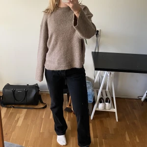 Svarta jeans  - Säljer dessa svarta jeansen som aldrig är använda! Jag är 170 o de är bra längd till mig. Storlek 38 men skulle säga att de passar 36/38. De är low waist men det kan man anpassa själv💕