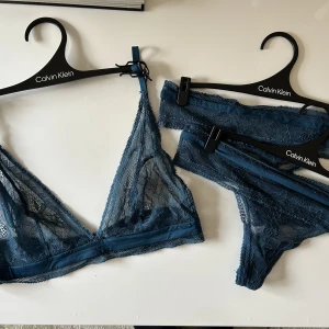 Calvin Klein set - Fint underklädersset från CK. Tyvärr så har den inte kommit till så stor användning för mig och hoppas att den får en ny ägare.  Kommer ifrån ett rök och djurfritt hem! Har du fler frågor så kontakta gärna mig.  Se mina övriga annonser! ❤️
