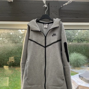 Nike tech fleece - Hej, säljer denna hoodie nu för den inte kommer till användning, den är i bra skick 9/10. Skriv vid fundering och pris kan diskuteras.