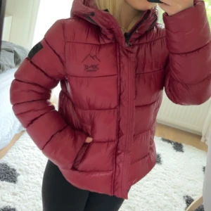 Röd jacka - Superdry röd jacka som är i superfint skick, köpte här på plick men har ej använt då den tyvärr inte passade min stil