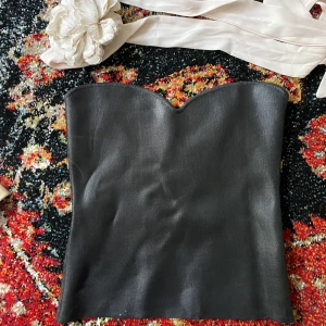 Svart topp - En snygg svart topp, oanvänd. Storlek M men liten i storleken. 🖤