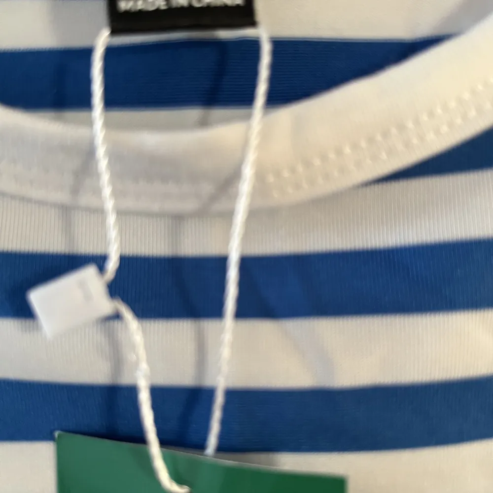 Randig blå/vit ny tröja inte använd, storlek 38, känns som S,. Blusar.