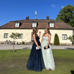 Balklänning - Säljer min fina balklänning från JJ’s house🌟 jättefin kvalitet & inga defekter. skickar gärna fler bilder eller mått om det önskas🤩
