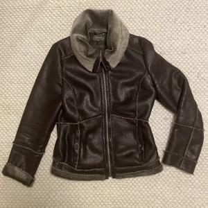 pälsjacka - fusk skinnjacka / fur coat! Alltså inte riktigt läder/päls. Är helt täckt i päls där inne som gör den varmare. Jag är s som referens🫶🏻 