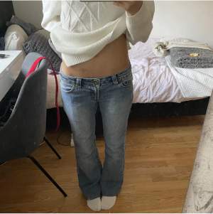 så fina lågmidjade jeans! passar mig som är 160 cm💗 (lånade bilder) midjemått 82 cm, innerbenslängd 75 cm