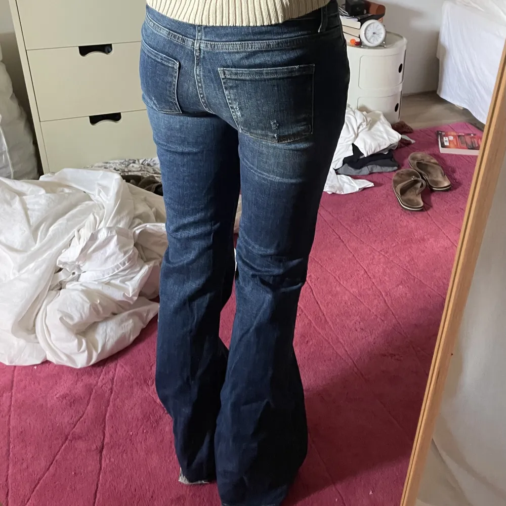 Blåa lågmidjade jeans, utsvänga . Jeans & Byxor.