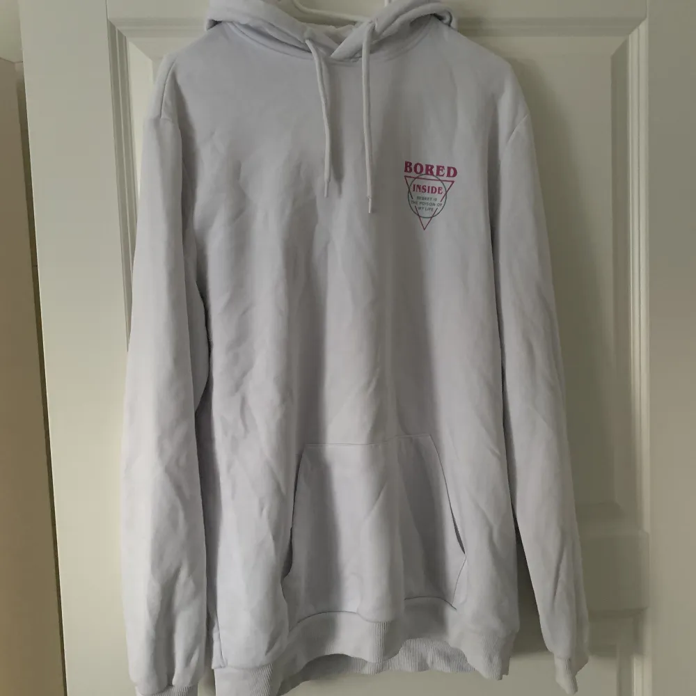 Hoddie med litet tryck fram och ett större på ryggen. Hupparit & Collegepaidat.