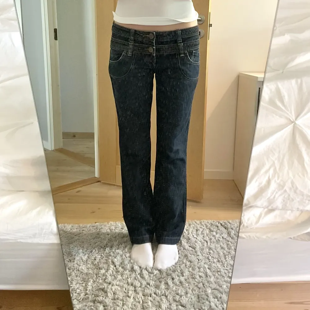 Riktigt coola lågmidjade jeans från ginajeans! Inga defekter🌟 Innerbenslängd: 81cm Midjemått: 43cm Bara att höra av dig vid frågor eller liknande!💖🫶. Jeans & Byxor.