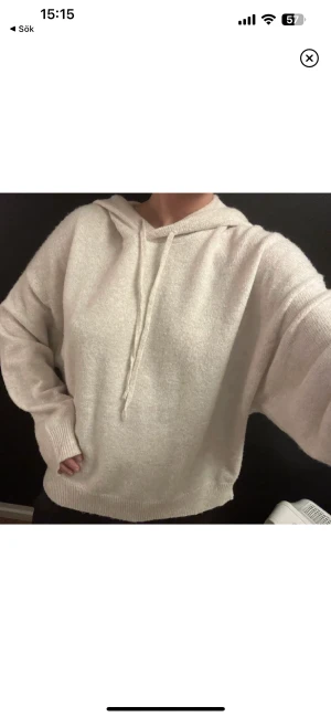 Stickad hoodie  - Säljer denna så mysiga och gulliga stickade hoodie då jag har flera stycken🩵