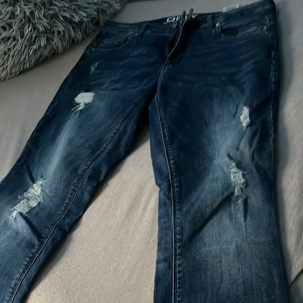 Ett par skinny jeans från only som har slits ned dragkedja där neråt som man kan se på den tredje bilden dom är i ett perfekt skick och är knappt använda. . Jeans & Byxor.