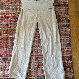 Yoga pants - ett par skit snygga och väldigt bekväma yoga pants!! funkar till allt:)  lite korta på mig därför säljer jag dem! 
