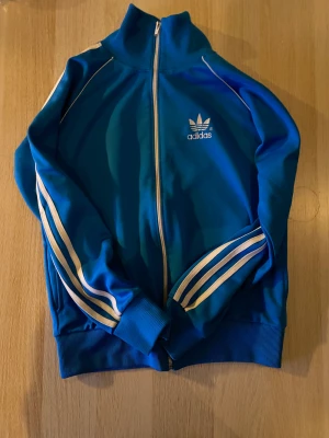 Adidas - Snygg tröja till bra pris. Självklart äkta✅ hör av dig vid intresse så jag kan diskutera pris. 