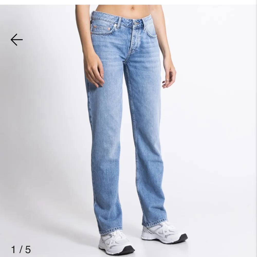 Blåa lågmidjade jeans köpta ifrån lager157, använda ett antal gånger men inget som syns💞 byxorna är i storlek xs/34 och jag är 165 och längden är perfekt!!. Jeans & Byxor.