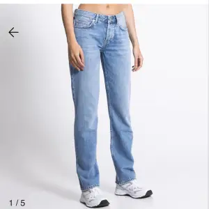 Blåa lågmidjade jeans köpta ifrån lager157, använda ett antal gånger men inget som syns💞 byxorna är i storlek xs/34 och jag är 165 och längden är perfekt!!