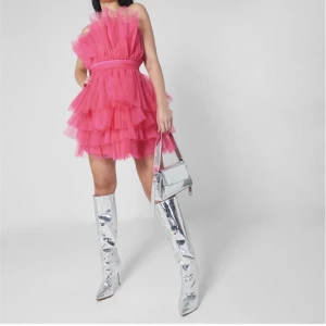 Festklänning från missguided - Sååå fin klänning från missguided, köpte den inför min födelsedag men ändrade mig i sista sekund så den är helt oanvänd ! På sista bilden ser man hur deras ”plombering” sitter kvar på klänningen ☺️ 