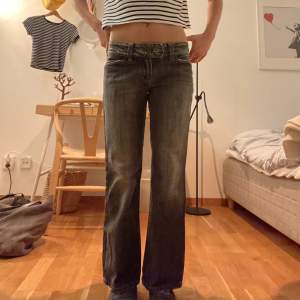 Skit snygga Massimo Dutti jeans. Jeansen är lågmidjade. Säljer pga att dem inte kommer till användning längre❤️ midjemått(rakt över): 38 cm. Innerbens mått: ca 68 cm