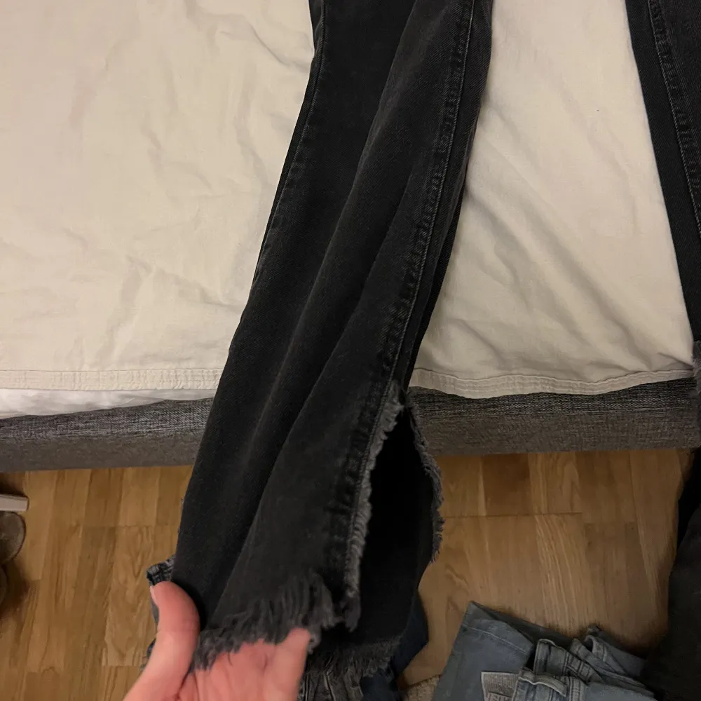 Svarta jeans från NA-KD med Hanna schönberg i storlek 34. Jeans & Byxor.