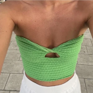 Fest topp - Säljer denna gröna fina toppen då den inte riktigt var min stil och inte kommer till användning hör gärna av er vid intresse❤️ finns kvar tills jag markerar som såld❤️