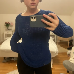 Stickad tröja  - Jättefin blå stickad tröja köpt second hand 