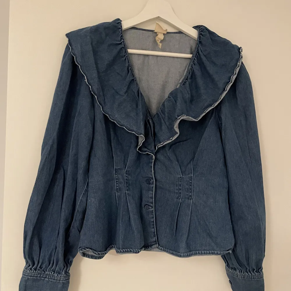 Jättesöt jeansblus i storlek 36. Använd 1 gång så väldigt bra skick! . Blusar.